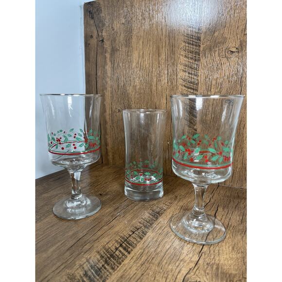 Arby's Libby Holly Berries Christmas Collection Stemmed Wine Glasse - Picture 2 of 5